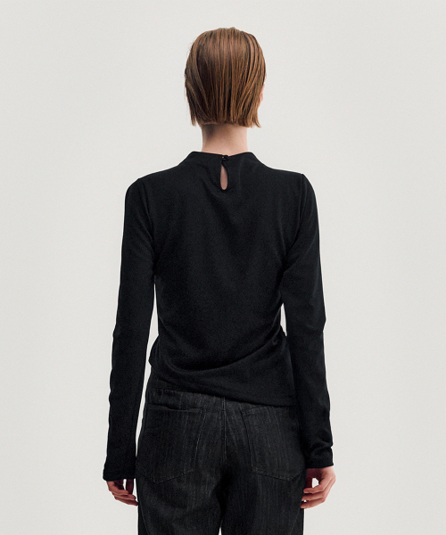 KIMZISU(キムジス)の「Shirring Draped Highneck Top _ BLACK(Tシャツ/カットソー・レディース・ブラック・MEDIUM/SMALL)」の4枚目の写真