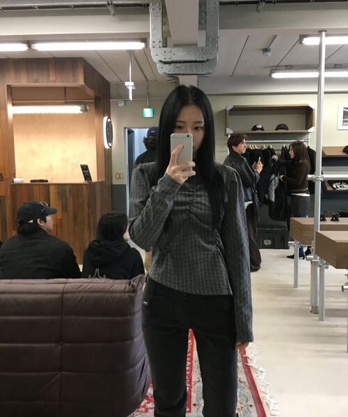 KIMZISU(キムジス)の「Shirring Draped Highneck Top _ BLACK(Tシャツ/カットソー・レディース・ブラック・MEDIUM/SMALL)」の9枚目の写真