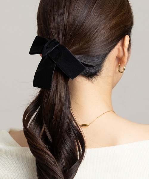 Cream dot.(クリームドット)の「くるっと巻くだけ♪ベロアアシメリボンのクラップカフ(ヘアゴム・レディース・ベージュ/ブラック・ONE SIZE)」の5枚目の写真
