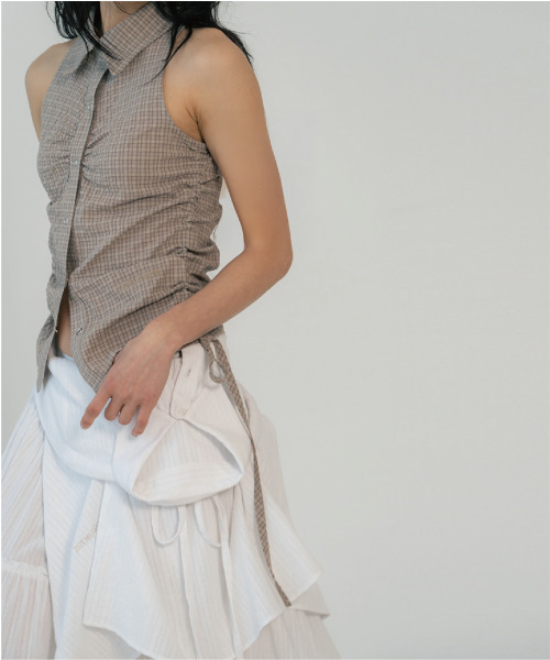 ZIZEMUSEUM（ジゼミュージアム）の「SLEEVLESS SHIRRING SHIRTS (BEIGE)（シャツ/ブラウス・レディース・その他・OS）」の2枚目の写真