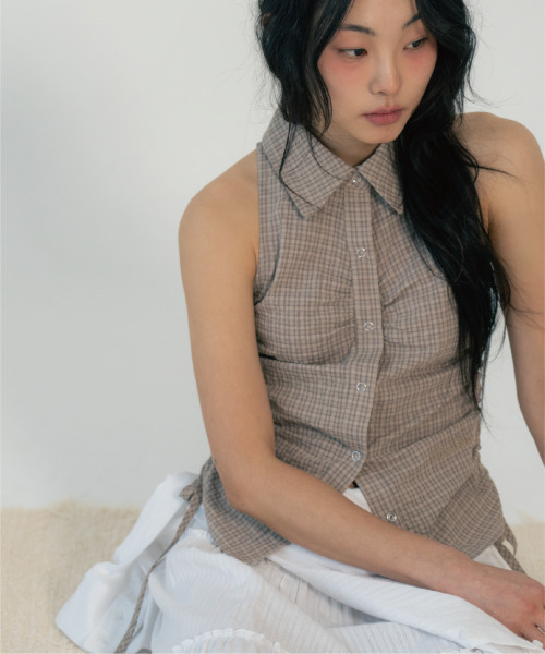 ZIZEMUSEUM（ジゼミュージアム）の「SLEEVLESS SHIRRING SHIRTS (BEIGE)（シャツ/ブラウス・レディース・その他・OS）」の4枚目の写真