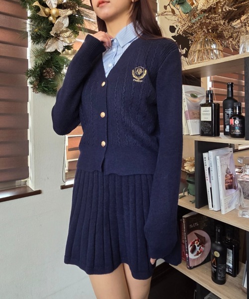 tolene(トレネ)の「シャツ&カーデドッキングニットトップス+プリーツ風ニットミニスカート セットアップ 上下セット(セットアップ・レディース・ネイビー/チャコールグレー・FREE)」の9枚目の写真