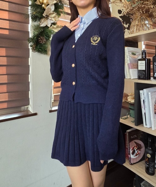 tolene(トレネ)の「シャツ&カーデドッキングニットトップス+プリーツ風ニットミニスカート セットアップ 上下セット(セットアップ・レディース・ネイビー/チャコールグレー・FREE)」の10枚目の写真