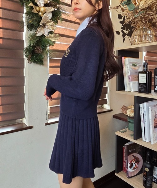 tolene(トレネ)の「シャツ&カーデドッキングニットトップス+プリーツ風ニットミニスカート セットアップ 上下セット(セットアップ・レディース・ネイビー/チャコールグレー・FREE)」の13枚目の写真