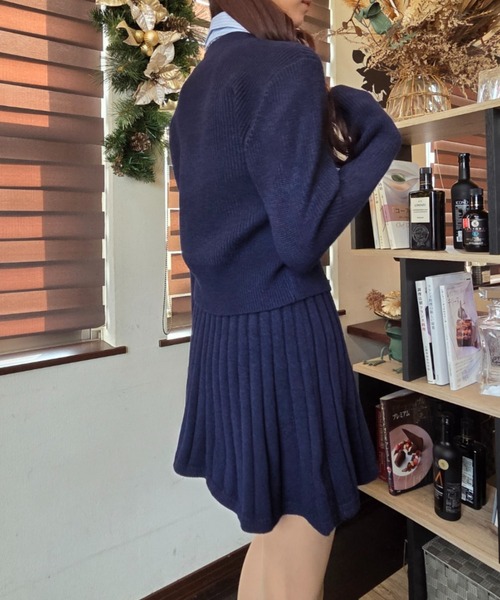 tolene(トレネ)の「シャツ&カーデドッキングニットトップス+プリーツ風ニットミニスカート セットアップ 上下セット(セットアップ・レディース・ネイビー/チャコールグレー・FREE)」の15枚目の写真