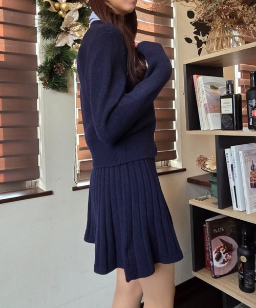 tolene(トレネ)の「シャツ&カーデドッキングニットトップス+プリーツ風ニットミニスカート セットアップ 上下セット(セットアップ・レディース・ネイビー/チャコールグレー・FREE)」の14枚目の写真
