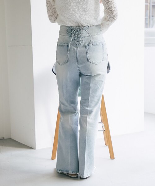La boutique BonBon(ラブティックボンボン)の「【miki監修・新色・新サイズ登場!】バックレースアップデニムフレアパンツ(デニムパンツ・レディース・ブルー/サックスブルー・PS/38/36/34)」の8枚目の写真