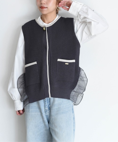 Eimee Law（エイミーロウ）の「配色ラインフリルヘムニットジレ（ベスト・レディース・ブラック/ライトベージュ/ダークグレー・FREE）」の2枚目の写真
