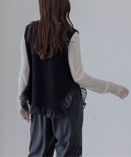 Eimee Law（エイミーロウ）の「配色ラインフリルヘムニットジレ（ベスト・レディース・ブラック/ライトベージュ/ダークグレー・FREE）」の21枚目の写真