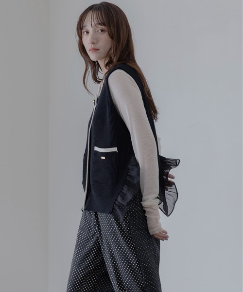 Eimee Law（エイミーロウ）の「配色ラインフリルヘムニットジレ（ベスト・レディース・ブラック/ライトベージュ/ダークグレー・FREE）」の22枚目の写真