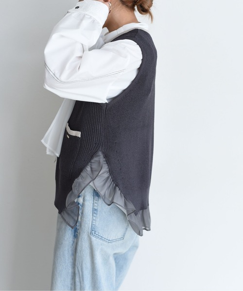 Eimee Law（エイミーロウ）の「配色ラインフリルヘムニットジレ（ベスト・レディース・ブラック/ライトベージュ/ダークグレー・FREE）」の10枚目の写真
