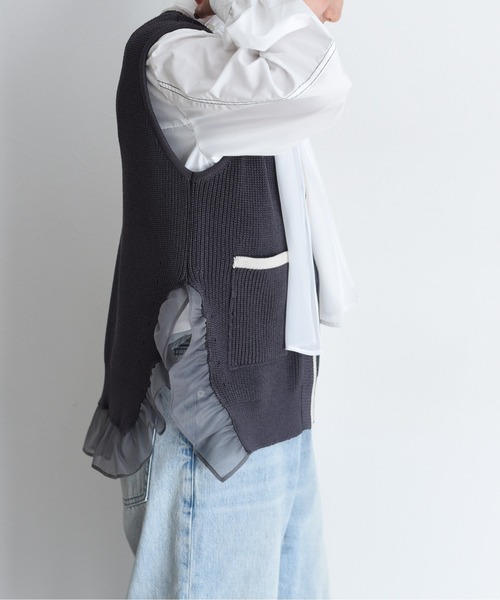 Eimee Law（エイミーロウ）の「配色ラインフリルヘムニットジレ（ベスト・レディース・ブラック/ライトベージュ/ダークグレー・FREE）」の12枚目の写真