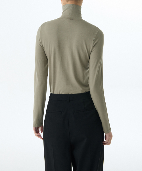 MUSINSA STANDARD WOMAN（ムシンサスタンダードウーマン）の「ウィメンズテンセルスリムタートルネックTシャツ[ライトカーキ]（Tシャツ/カットソー・レディース・その他・MEDIUM/SMALL/X-SMALL/LARGE）」の2枚目の写真