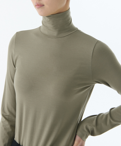 MUSINSA STANDARD WOMAN（ムシンサスタンダードウーマン）の「ウィメンズテンセルスリムタートルネックTシャツ[ライトカーキ]（Tシャツ/カットソー・レディース・その他・MEDIUM/SMALL/X-SMALL/LARGE）」の3枚目の写真