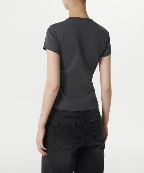 MUSINSA STANDARD WOMAN（ムシンサスタンダードウーマン）の「ウィメンズスリムクルーネックTシャツ[ダークグレー]（Tシャツ/カットソー・レディース・その他・LARGE/MEDIUM/SMALL/X-SMALL）」の5枚目の写真