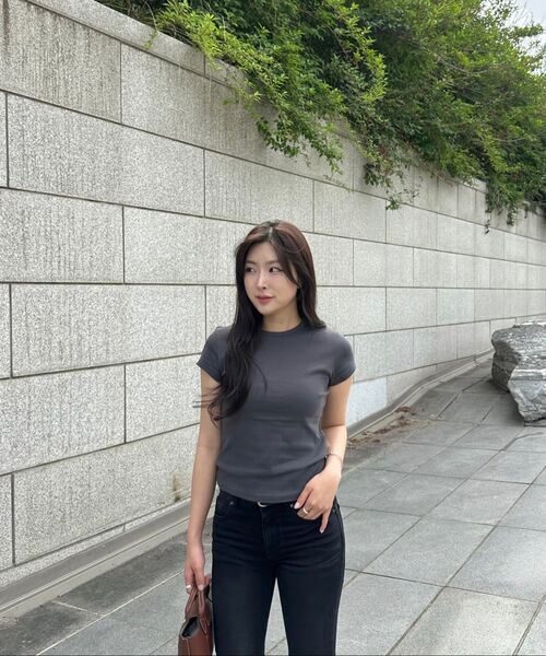MUSINSA STANDARD WOMAN（ムシンサスタンダードウーマン）の「ウィメンズスリムクルーネックTシャツ[ダークグレー]（Tシャツ/カットソー・レディース・その他・LARGE/MEDIUM/SMALL/X-SMALL）」の2枚目の写真