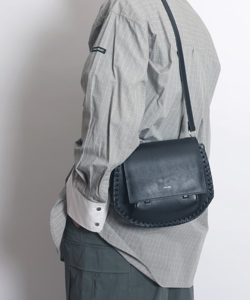 YArKA（ヤーカ）の「【YArKA/ヤーカ】real leather lace up 2way round bottom bag [lumm4] / レースアップ2ウェイラウンドバッグ（ハンドバッグ・メンズ・ブラック・FREE）」の4枚目の写真