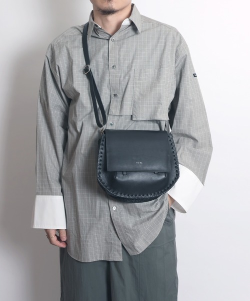 YArKA（ヤーカ）の「【YArKA/ヤーカ】real leather lace up 2way round bottom bag [lumm4] / レースアップ2ウェイラウンドバッグ（ハンドバッグ・メンズ・ブラック・FREE）」の5枚目の写真