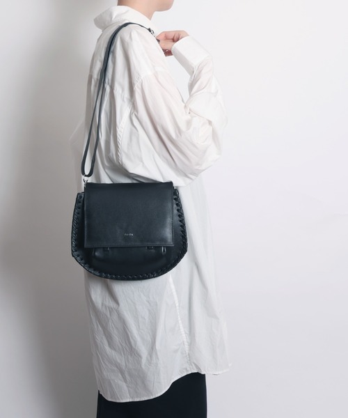 YArKA（ヤーカ）の「【YArKA/ヤーカ】real leather lace up 2way round bottom bag [lumm4] / レースアップ2ウェイラウンドバッグ（ハンドバッグ・メンズ・ブラック・FREE）」の17枚目の写真