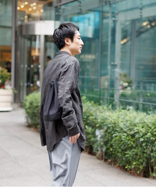 kuros'（クロス）の「【kuros'オリジナル】コーデュラメッシュ × レザー 巾着ワンショルダー（ショルダーバッグ・メンズ・ブラック・FREE）」の14枚目の写真