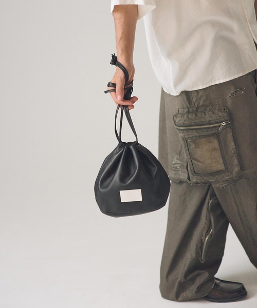 ADAM PATEK(アダムパテック)の「mko13441-water repellent leather drawstring bag 巾着バッグ(AP2619003)(ハンドバッグ・メンズ・ブラック・FREE)」の4枚目の写真