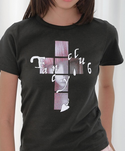 FANCY CLUB(ファンシークラブ)の「A'GEM/9 × .kom 『FANCY CLUB/ファンシークラブ』 CROSS KIRA TEE/クロスキラTシャツ(Tシャツ/カットソー・レディース・ピンク/ホワイト/ブラック・FREE)」の5枚目の写真