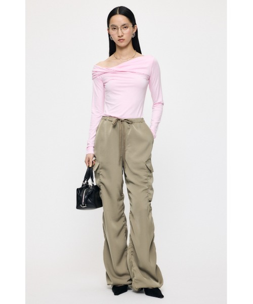 MOUSSY（マウジー）の「SATIN CARGO パンツ（その他パンツ・レディース・アイボリー/ブラック/カーキ・1/2）」の17枚目の写真