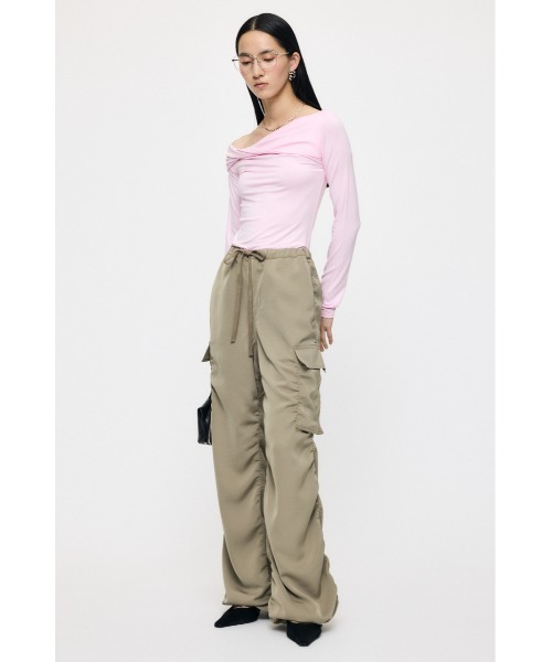 MOUSSY（マウジー）の「SATIN CARGO パンツ（その他パンツ・レディース・アイボリー/ブラック/カーキ・1/2）」の18枚目の写真