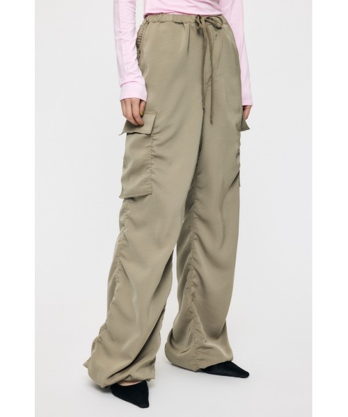 MOUSSY（マウジー）の「SATIN CARGO パンツ（その他パンツ・レディース・アイボリー/ブラック/カーキ・1/2）」の20枚目の写真
