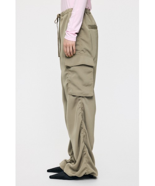 MOUSSY（マウジー）の「SATIN CARGO パンツ（その他パンツ・レディース・アイボリー/ブラック/カーキ・1/2）」の22枚目の写真