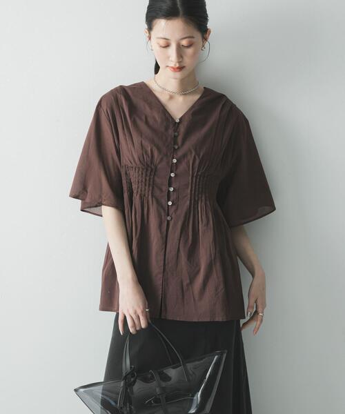 URBAN RESEARCH(アーバンリサーチ)の「コットンボイルタックデザインブラウス(シャツ/ブラウス・レディース・ブラック/ブラウン/オフホワイト・FREE)」の3枚目の写真