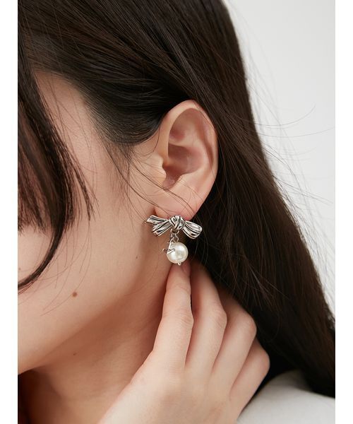 LILY BROWN(リリーブラウン)の「マリンリボンパールピアス(ピアス(両耳用)・レディース・ゴールド/シルバー・F)」の1枚目の写真