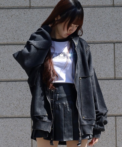 ATMARK(アットマーク)の「《フリーサイズ / UNISEX 》スプレー汚し カットオフ スタッズパーカー(パーカー・メンズ・ブラック/グレイッシュベージュ・ONE SIZE)」の3枚目の写真