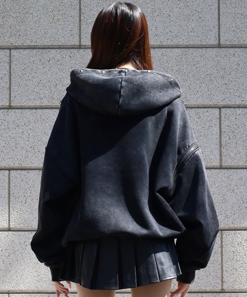 ATMARK(アットマーク)の「《フリーサイズ / UNISEX 》スプレー汚し カットオフ スタッズパーカー(パーカー・メンズ・ブラック/グレイッシュベージュ・ONE SIZE)」の5枚目の写真