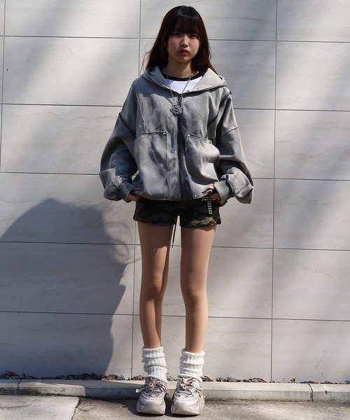 ATMARK(アットマーク)の「《フリーサイズ / UNISEX 》スプレー汚し カットオフ スタッズパーカー(パーカー・メンズ・ブラック/グレイッシュベージュ・ONE SIZE)」の19枚目の写真