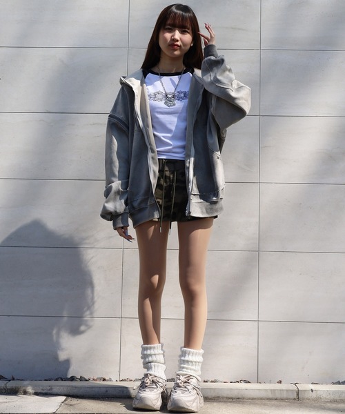 ATMARK(アットマーク)の「《フリーサイズ / UNISEX 》スプレー汚し カットオフ スタッズパーカー(パーカー・メンズ・ブラック/グレイッシュベージュ・ONE SIZE)」の20枚目の写真