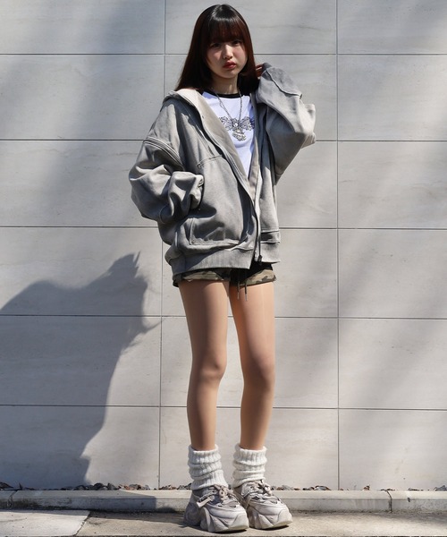 ATMARK(アットマーク)の「《フリーサイズ / UNISEX 》スプレー汚し カットオフ スタッズパーカー(パーカー・メンズ・ブラック/グレイッシュベージュ・ONE SIZE)」の21枚目の写真
