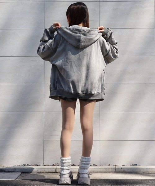 ATMARK(アットマーク)の「《フリーサイズ / UNISEX 》スプレー汚し カットオフ スタッズパーカー(パーカー・メンズ・ブラック/グレイッシュベージュ・ONE SIZE)」の22枚目の写真