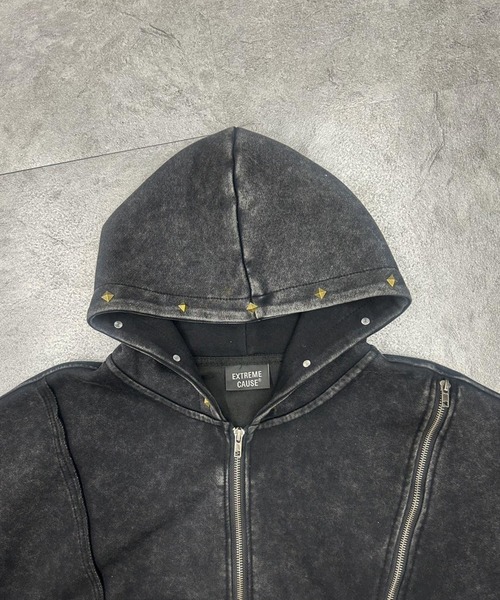 ATMARK(アットマーク)の「《フリーサイズ / UNISEX 》スプレー汚し カットオフ スタッズパーカー(パーカー・メンズ・ブラック/グレイッシュベージュ・ONE SIZE)」の11枚目の写真