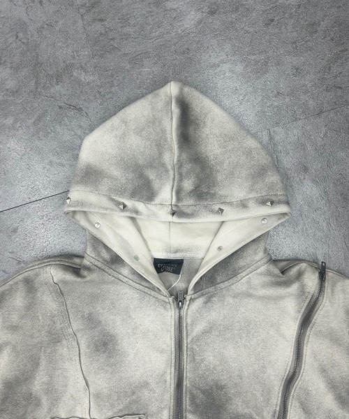 ATMARK(アットマーク)の「《フリーサイズ / UNISEX 》スプレー汚し カットオフ スタッズパーカー(パーカー・メンズ・ブラック/グレイッシュベージュ・ONE SIZE)」の12枚目の写真