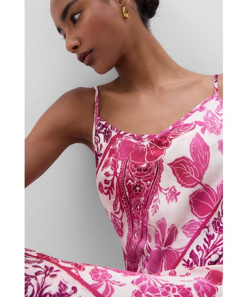 Intimissimi(インティミッシミ)の「“Brighten Your Day” ビスコース サテン ロング スリップ(ワンピース・レディース・チェリーピンク・S/M/L)」の4枚目の写真