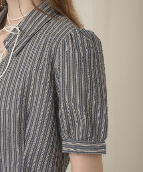 hazyl(ヘイジル)の「W button puff sleeves shirt / ダブルボタンパフスリーブシャツ(シャツ/ブラウス・レディース・ホワイト/ネイビー・フリー)」の4枚目の写真