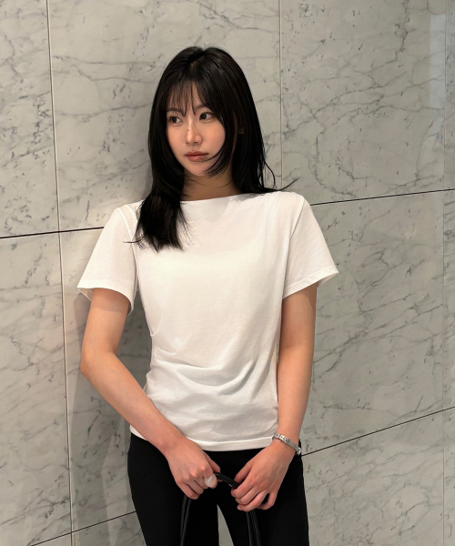 OURHOPE(アワーホープ)の「シルキーウエストタックドレープTシャツ - ホワイト(Tシャツ/カットソー・レディース・ホワイト・ONE)」の2枚目の写真