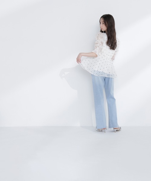 NATURAL BEAUTY BASIC(ナチュラルビューティーベーシック)の「【追加生産】シアーペプラムブラウス半袖(シャツ/ブラウス・レディース・オフホワイト/ダークブラウン/ブルー・MEDIUM/SMALL)」の4枚目の写真