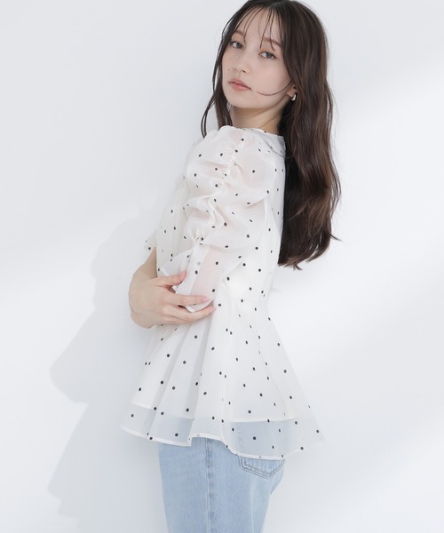 NATURAL BEAUTY BASIC(ナチュラルビューティーベーシック)の「【追加生産】シアーペプラムブラウス半袖(シャツ/ブラウス・レディース・オフホワイト/ダークブラウン/ブルー・MEDIUM/SMALL)」の5枚目の写真
