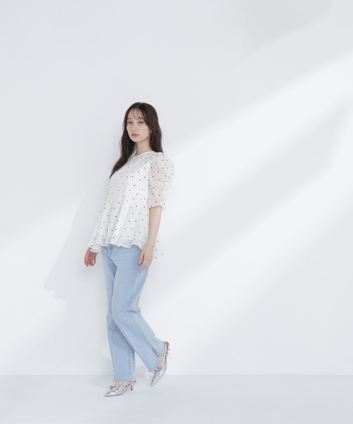NATURAL BEAUTY BASIC(ナチュラルビューティーベーシック)の「【追加生産】シアーペプラムブラウス半袖(シャツ/ブラウス・レディース・オフホワイト/ダークブラウン/ブルー・MEDIUM/SMALL)」の6枚目の写真