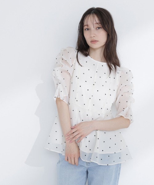 NATURAL BEAUTY BASIC(ナチュラルビューティーベーシック)の「【追加生産】シアーペプラムブラウス半袖(シャツ/ブラウス・レディース・オフホワイト/ダークブラウン/ブルー・MEDIUM/SMALL)」の7枚目の写真