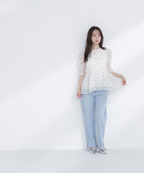 NATURAL BEAUTY BASIC(ナチュラルビューティーベーシック)の「【追加生産】シアーペプラムブラウス半袖(シャツ/ブラウス・レディース・オフホワイト/ダークブラウン/ブルー・MEDIUM/SMALL)」の8枚目の写真