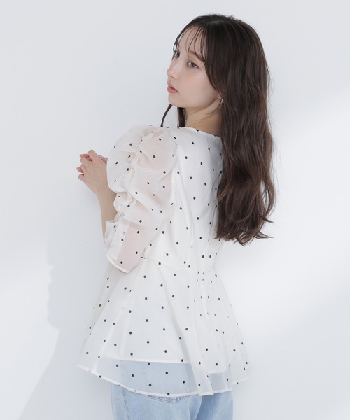 NATURAL BEAUTY BASIC(ナチュラルビューティーベーシック)の「【追加生産】シアーペプラムブラウス半袖(シャツ/ブラウス・レディース・オフホワイト/ダークブラウン/ブルー・MEDIUM/SMALL)」の10枚目の写真