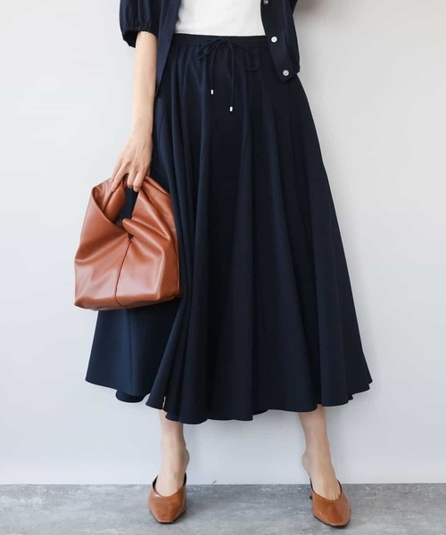 MK MICHEL KLEIN（エムケーミッシェルクラン）の「[撥水/UVカット/洗える]ボリュームフレアスカート（スカート・レディース・ネイビー/ブルー・38）」の2枚目の写真